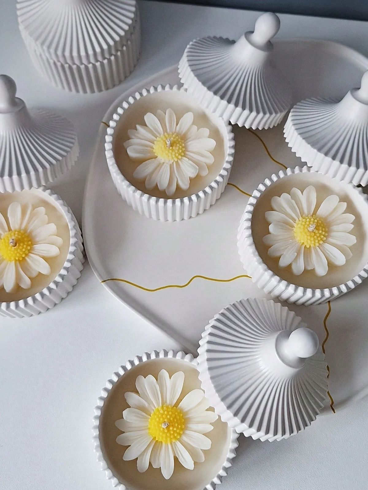 سكريه مع شمعه الاقحوان